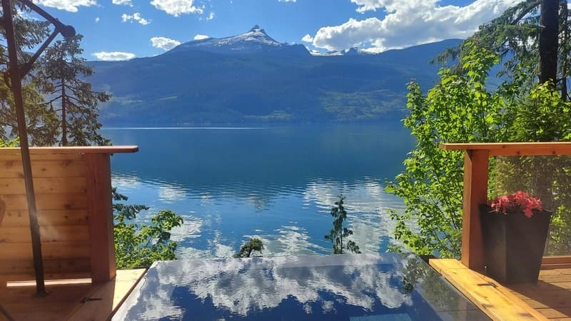 Hot Springs Cottage, Canada