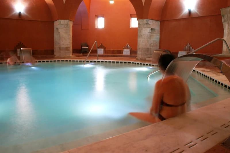 Irgalmasok Veli Bej Bath, Hungary